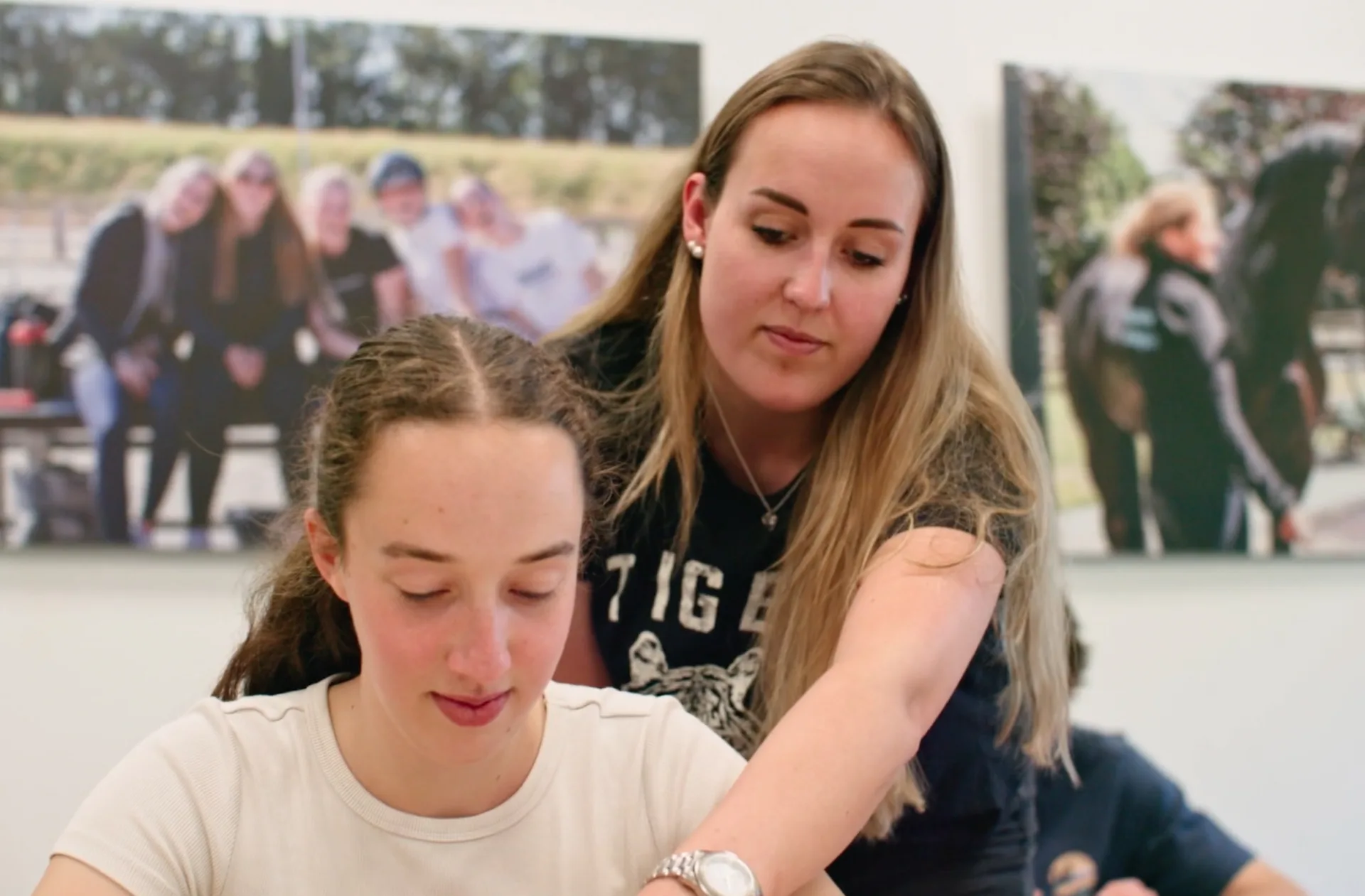 Student en docent aan het werk met een serious game